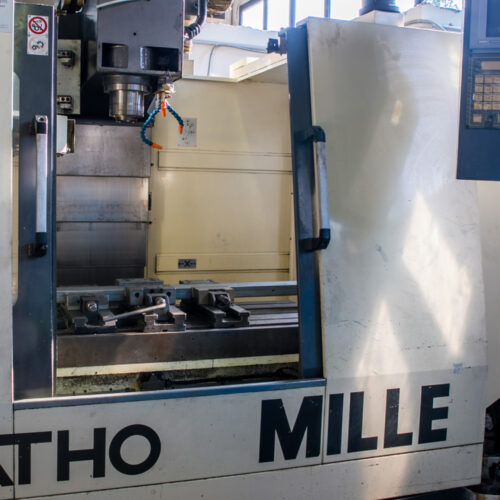 Macchina CNC per lavorazione profili e barre estruse